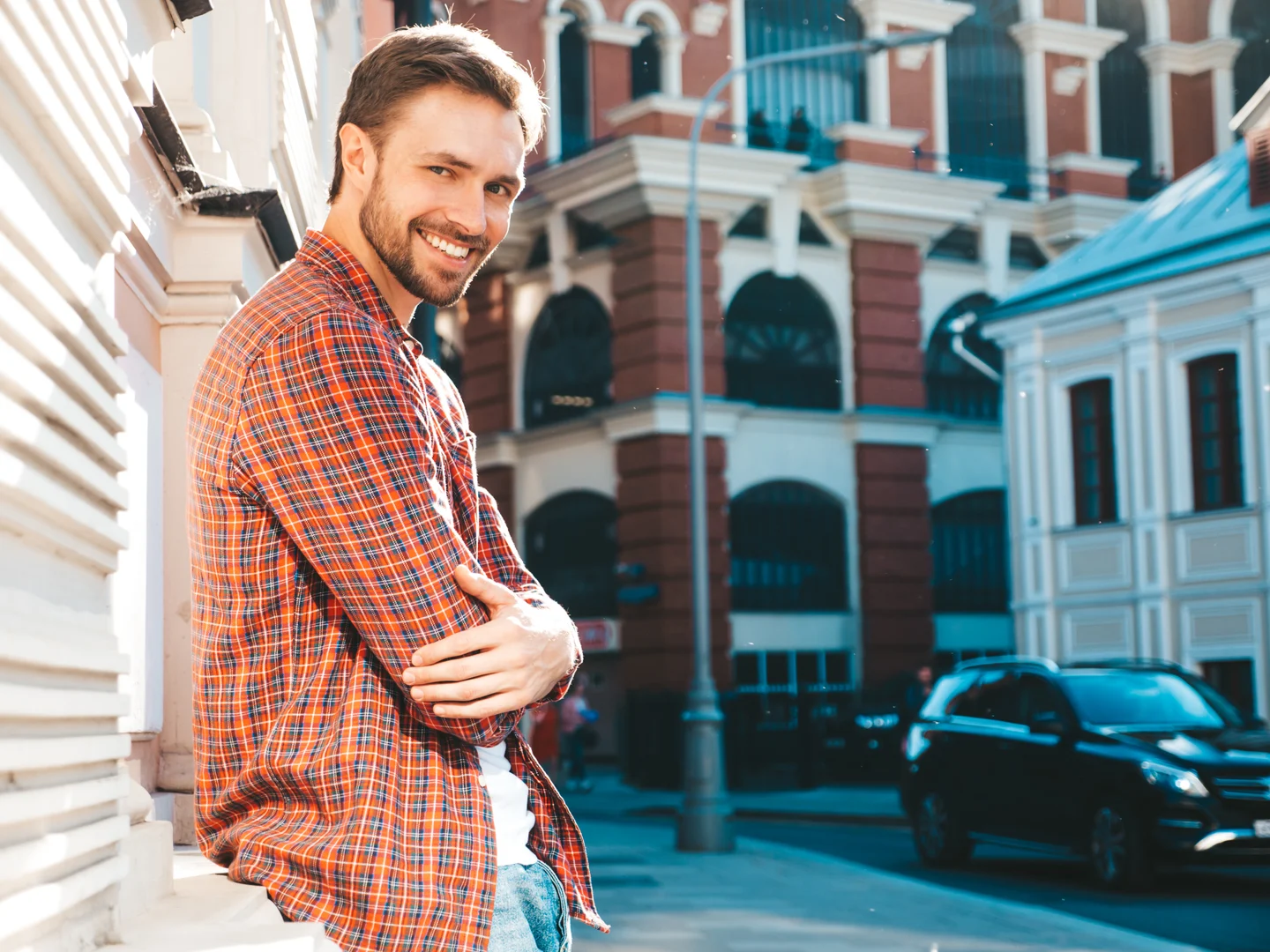 Man smiling outside while dating after a herpes diagnosis